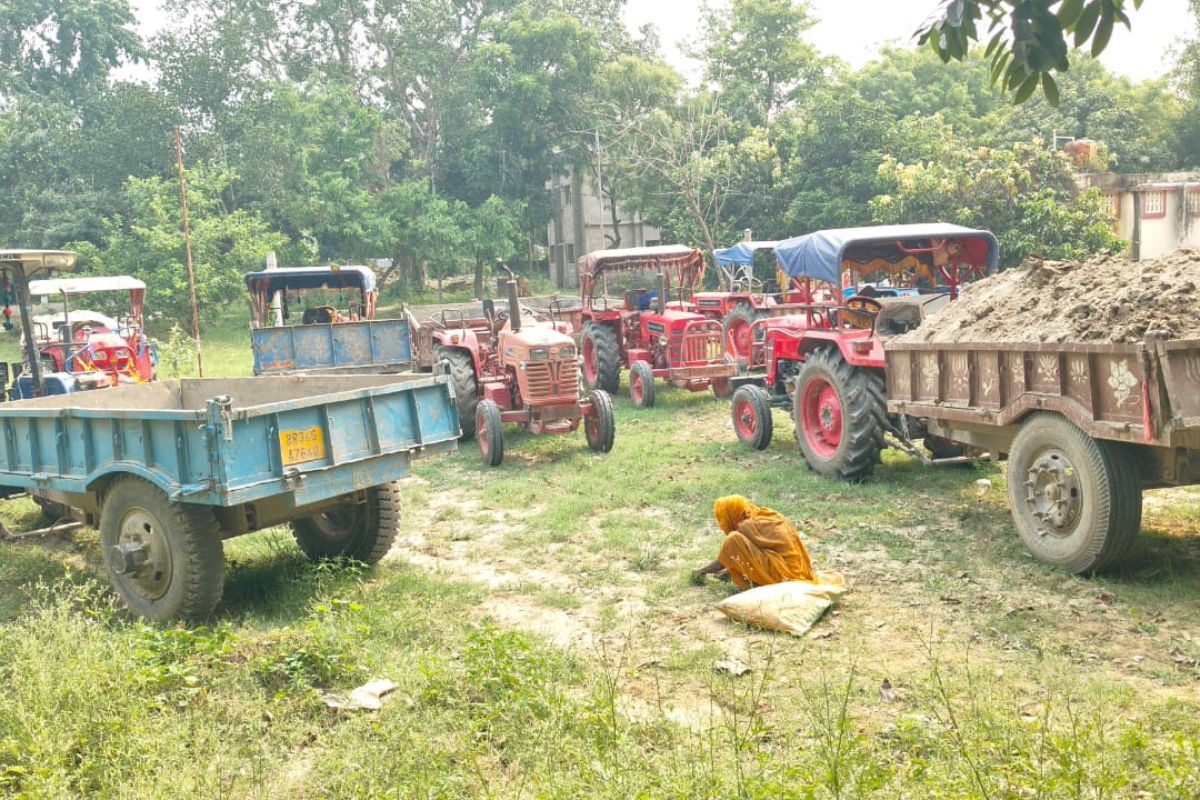 खगड़िया के अगुवानी में अवैध खनन पर चला शिकंजा, छह ट्रैक्टर और एक लोडर जब्त