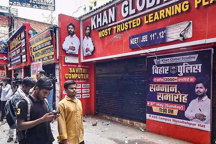 क्या बंद हो जाएगा खान सर का कोचिंग सेंटर? 15 दिनों का अल्टीमेटम, नए मामले में घिरे फैसल खान