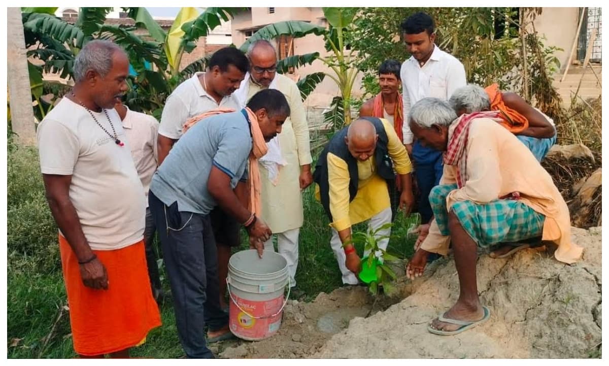 मोतिहारी: विश्व पर्यावरण दिवस पर बिहार मछुआरा आयोग के अध्यक्ष ललन कुमार सहनी ने किया वृक्षारोपण