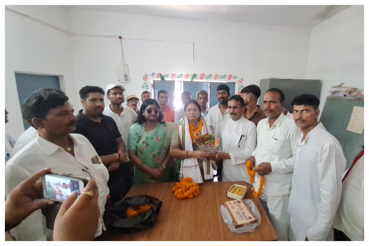 MLC Shivrani Devi Prajapati welcomed by JDU workers in Lauriya MLC Shivrani Devi Prajapati welcomed by JDU workers in Lauriya