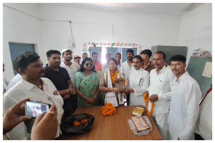 Bettiah: लौरिया में नवनिर्वाचित एमएलसी शिवरानी देवी प्रजापति का भव्य स्वागत