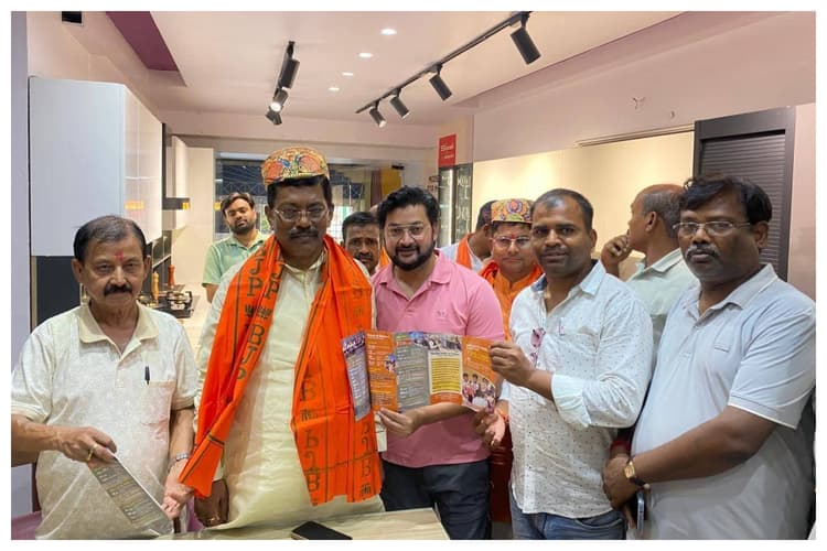 मधुबनी सांसद डॉ. अशोक कुमार यादव ने जनसंपर्क अभियान चलाकर केंद्र सरकार के 12 वर्षों की उपलब्धियां बताईं