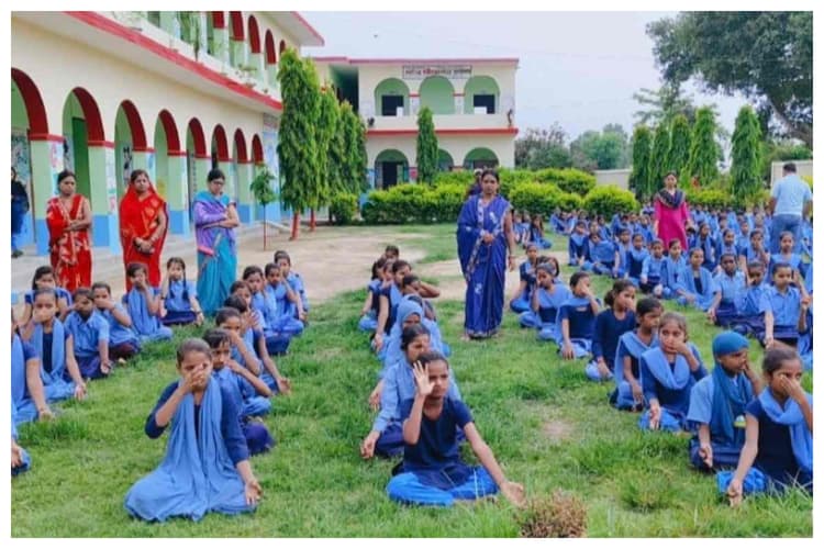 अंतरराष्ट्रीय योग दिवस पर स्कूल खुला, बच्चों ने उत्साह से किया योगाभ्या