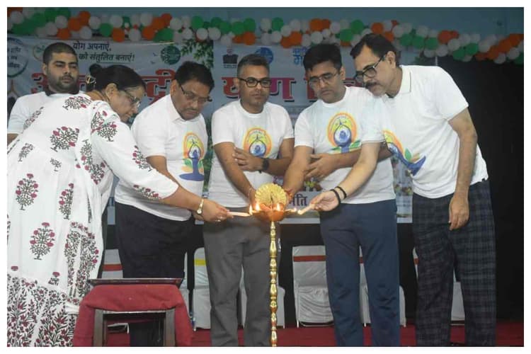 अंतरराष्ट्रीय योग दिवस पर नगर भवन में योग शिविर आयोजित, विधायक माधव आनंद हुए शामिल