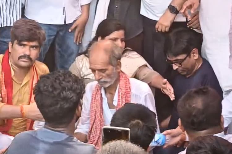 महापंचायत में भरत तिवारी को याद कर फूट-फूटकर रो पड़े पिता, बोले- यहां खड़े हर युवा में मुझे मेरा बेटा नजर आ रहा है