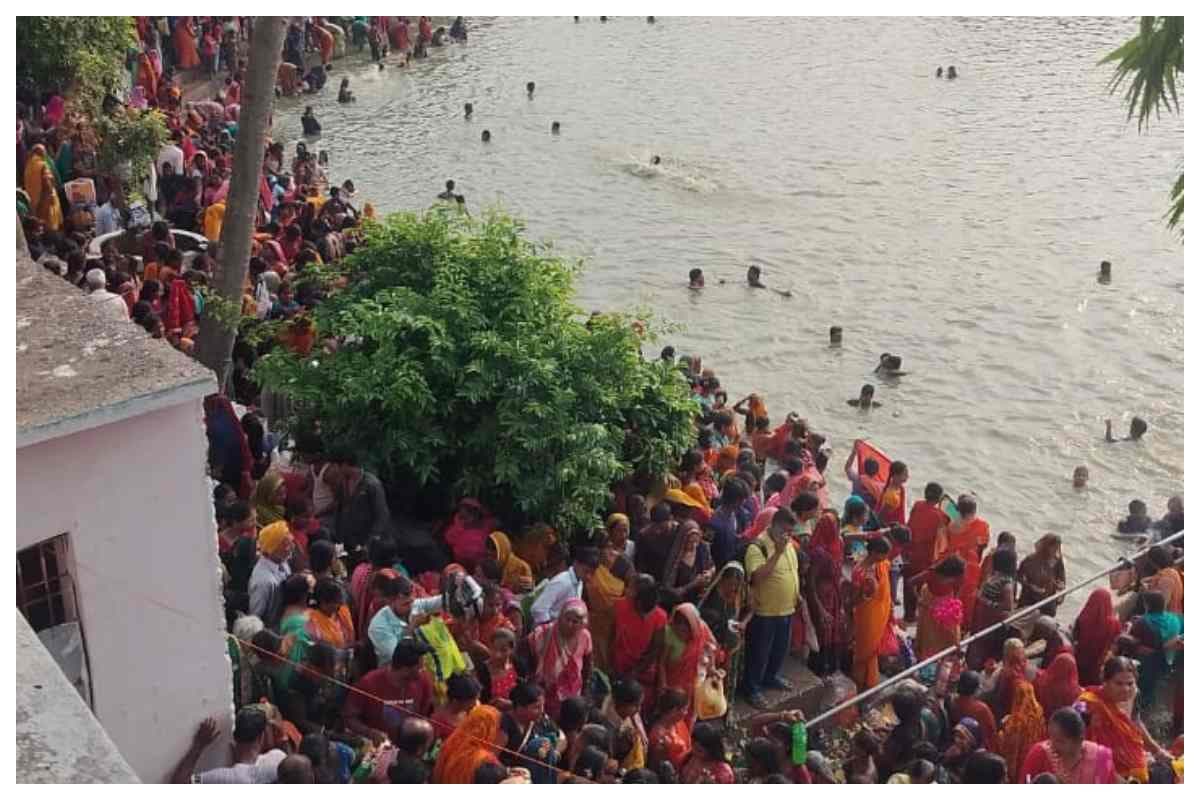 दरभंगा: गौतम कुंड में स्नान-दान के लिए उमड़े श्रद्धालु, मलमास का हुआ समापन