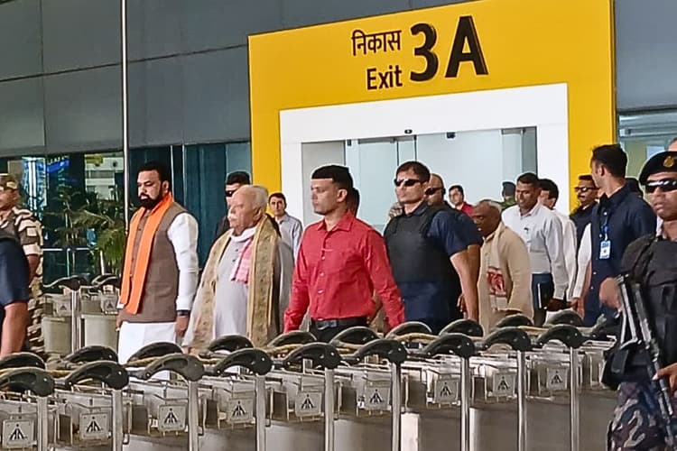 बिहार पहुंचे RSS चीफ मोहन भागवत, पटना एयरपोर्ट पर सीएम सम्राट ने किया स्वागत, 3 दिन मुंगेर में रहेंगे