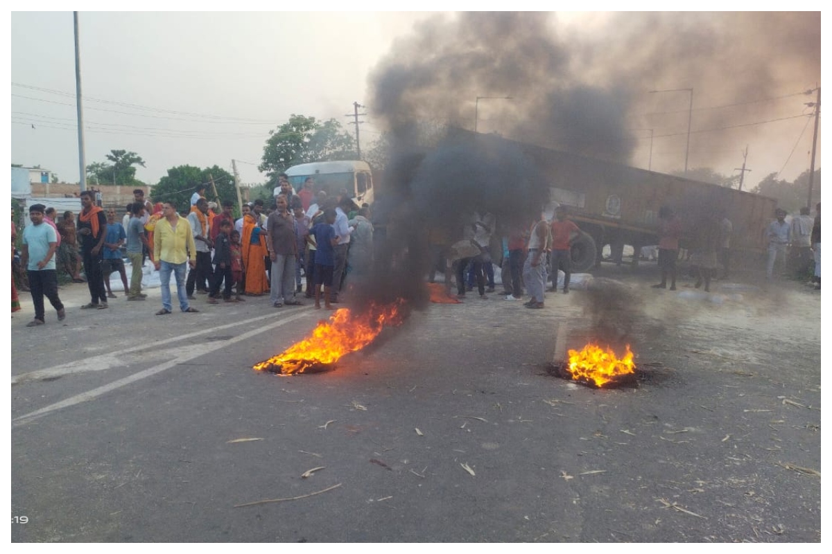Ramgarhwa News: अनियंत्रित ट्रक ने छह लोगों को रौंदा, दो की मौत के बाद सड़क जाम
