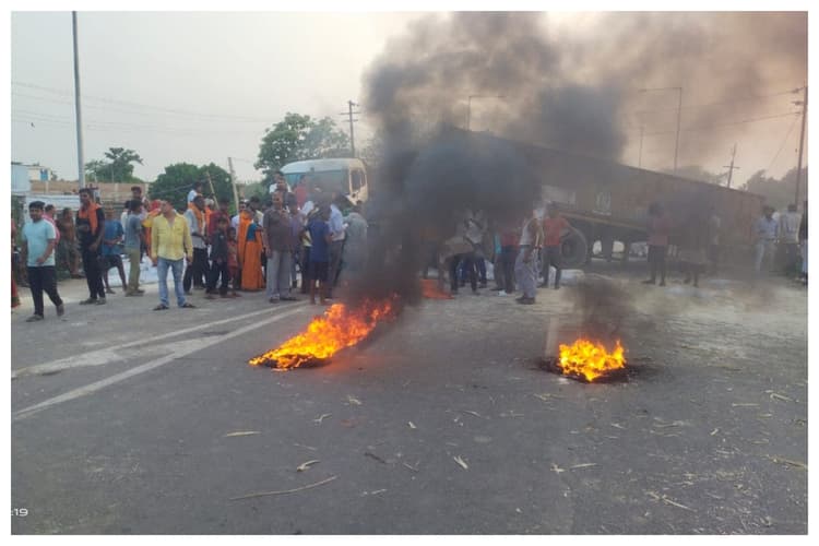 Ramgarhwa News: अनियंत्रित ट्रक ने छह लोगों को रौंदा, दो की मौत के बाद सड़क जाम