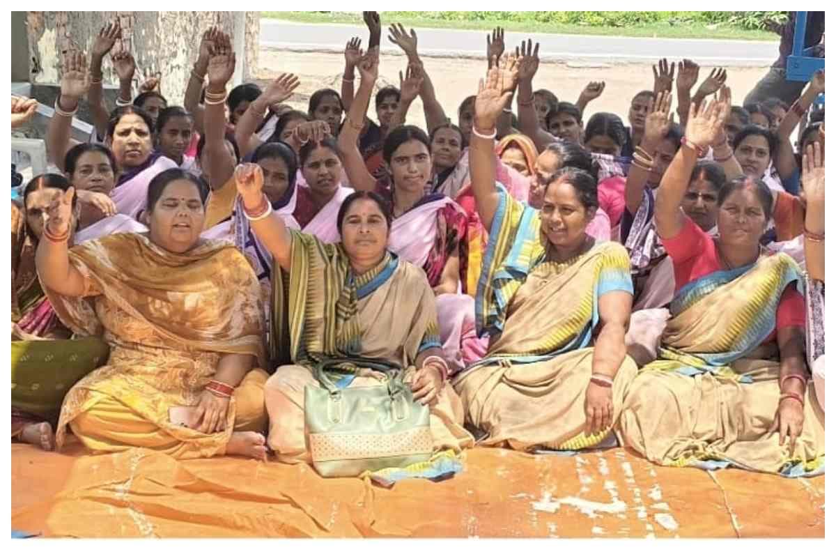 मानदेय के लिए सड़क पर उतरीं आशा कार्यकर्ता, पल्स पोलियो अभियान बहिष्कार की चेतावनी