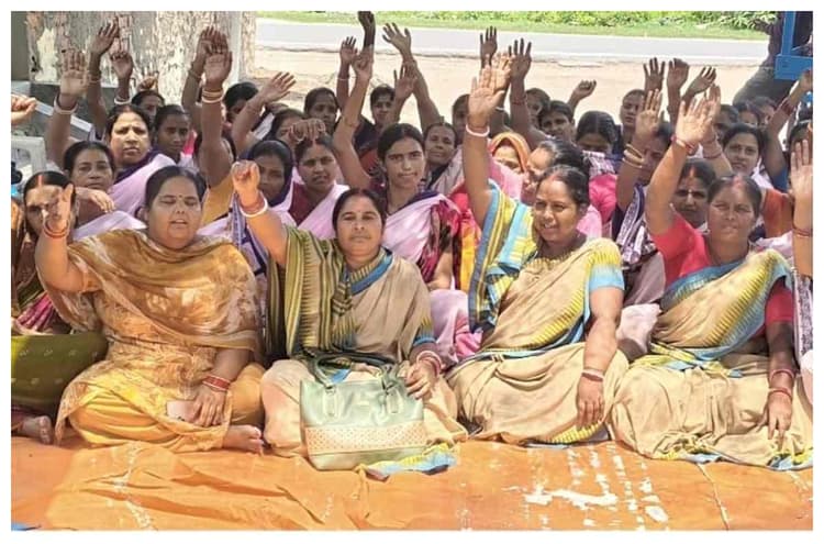 मानदेय के लिए सड़क पर उतरीं आशा कार्यकर्ता, पल्स पोलियो अभियान बहिष्कार की चेतावनी