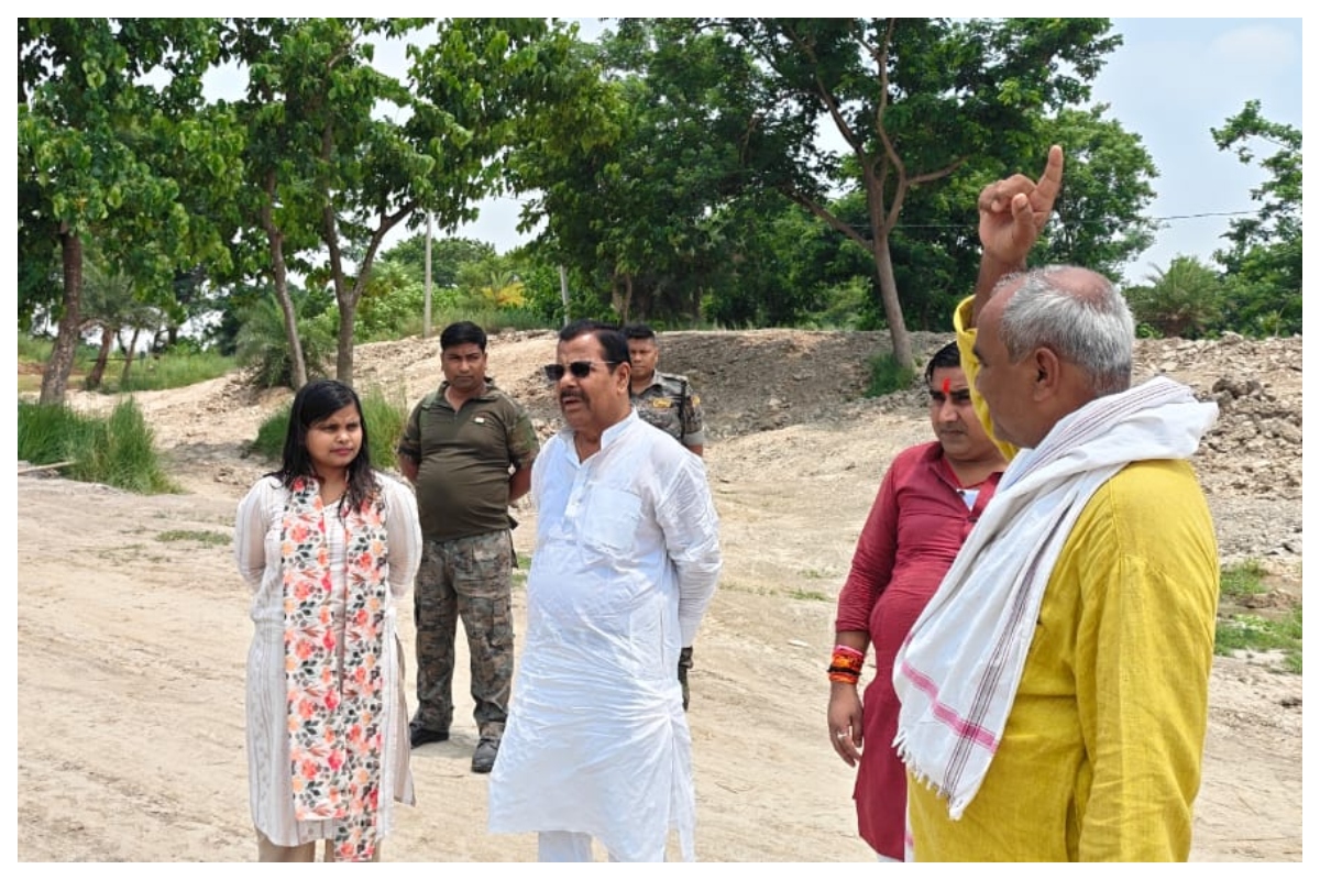 Motihari News: ऐतिहासिक घोड़दौड़ पोखर के जीर्णोद्धार कार्य का विधायक और एसडीओ ने किया निरीक्षण