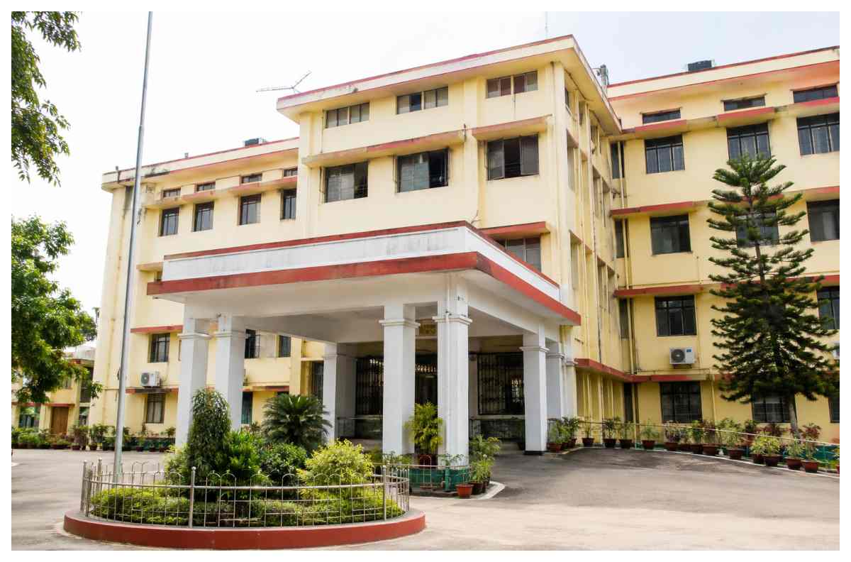 गलत जांच रिपोर्ट पर डीएम का बड़ा एक्शन, सदर अंचल का राजस्व कर्मचारी निलंबित