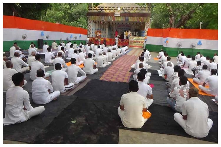 केंद्रीय कारा में गूंजा योग का संदेश, बंदियों ने नियमित योग का लिया संकल्प
