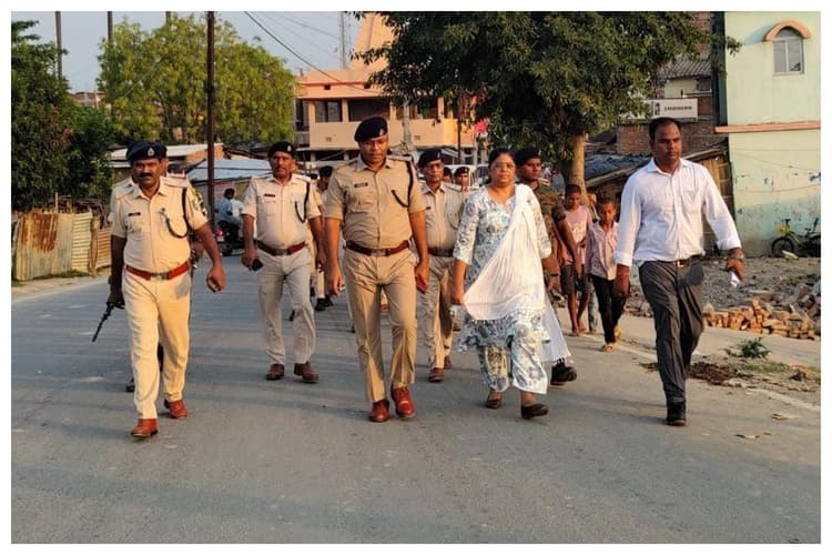 मुहर्रम को लेकर बेलसंड में शांति समिति की बैठक, सुरक्षा के लिए निकाला गया फ्लैग मार्च