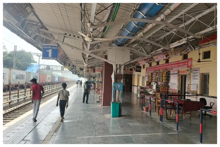 Bihar Train Delay News: सप्तक्रांति 10 घंटे लेट, सत्याग्रह एक्सप्रेस भी 9 घंटे देरी से चली
