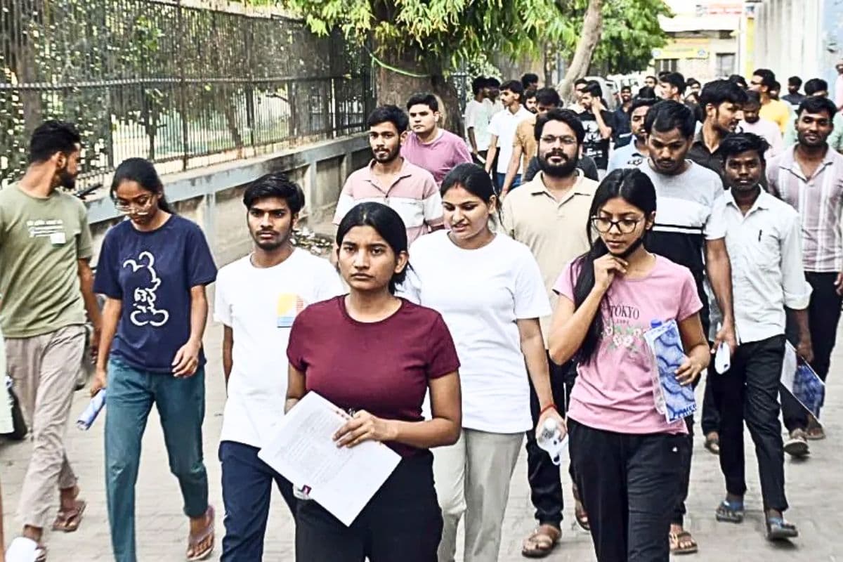 NEET री-एग्जाम आज: बिहार में 1.56 लाख छात्र देंगे परीक्षा, 1500 बसों में मुफ्त सफर, जानें और क्या-क्या सुविधाएं मिलेंगी