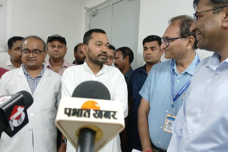 PMCH पहुंचे स्वास्थ्य मंत्री निशांत कुमार, घूम-घूमकर लिया व्यवस्थाओं का जायजा, बोले- कोई दिक्कत हो तो मुझे तुरंत बताइए