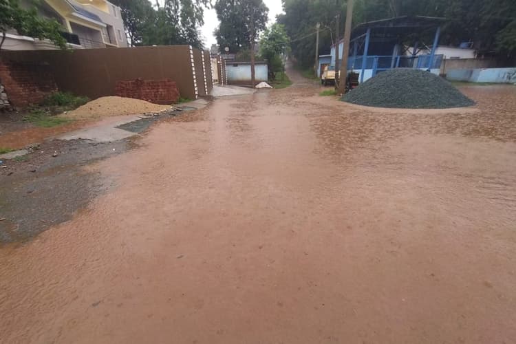 नोवामुंडी में अचानक बदला मौसम, हुई मूसलाधार बारिश