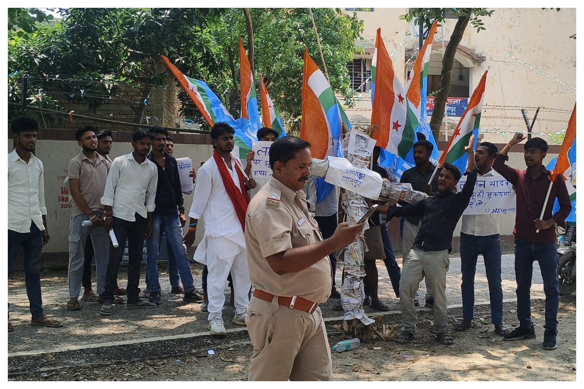 Samastipur News: हत्या मामले में दर्ज मुकदमे के विरोध में प्रदर्शन, खानपुर थाना प्रभारी का पुतला दहन