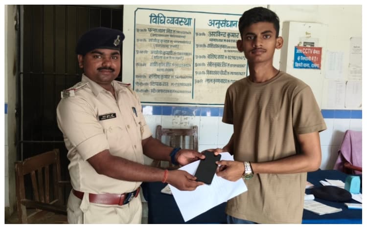 दरभंगा: ऑपरेशन मुस्कान के तहत गुम मोबाइल बरामद, पुलिस ने मालिक को लौटाया