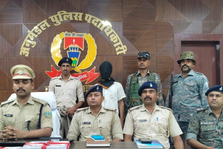पलामू: सरसोत गांव में अवैध हथियार के साथ युवक गिरफ्तार, दो देशी कट्टा जब्त