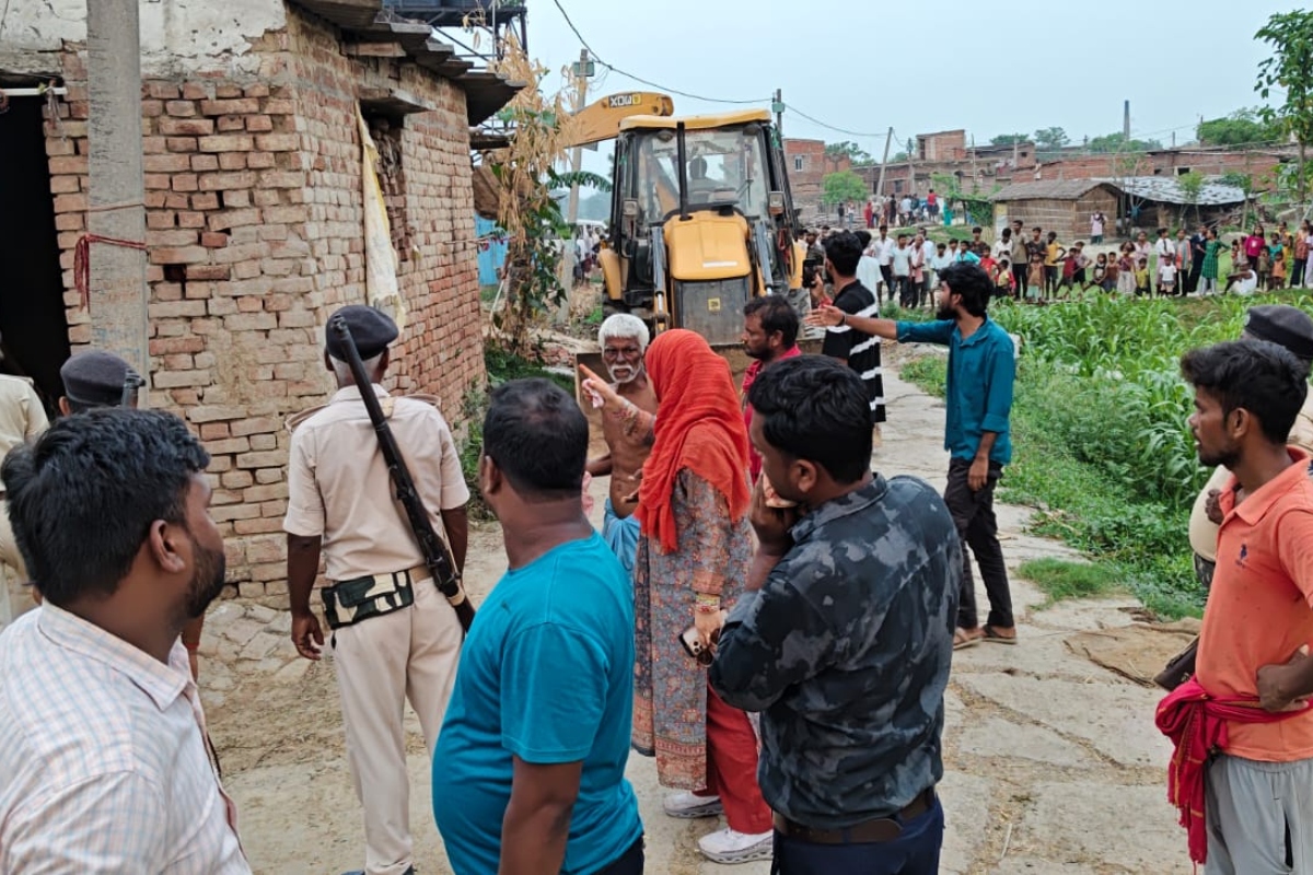 Motihari News: पताही में सरकारी सड़क पर अवैध कब्जे के खिलाफ बड़ी कार्रवाई, अतिक्रमण ध्वस्त