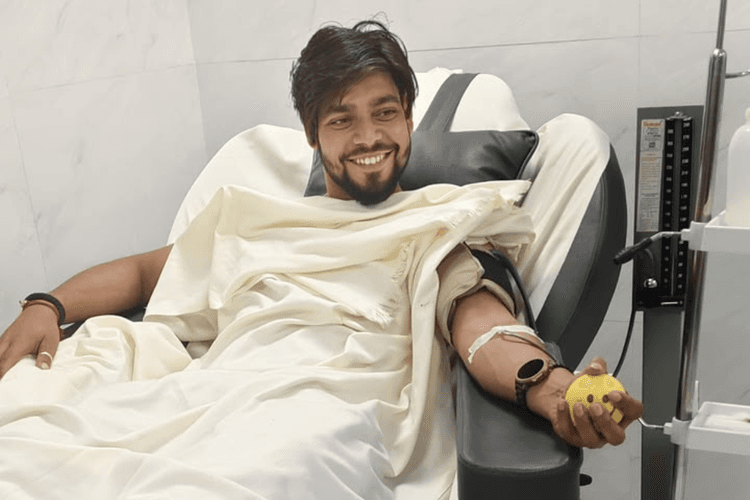 विश्व रक्तदाता दिवस: हर तीन माह पर रक्तदान कर निभा रहे सामाजिक जिम्मेदारी, युवाओं के लिए मिसाल बने अंशु