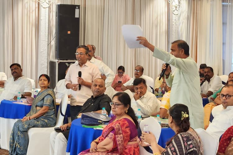 PMC Board Meeting: पटना नगर निगम पर 350 करोड़ का कर्ज, पार्षद बोले- शहर में ना Street Light जल रही, ना हर दिन कचरा उठ रहा