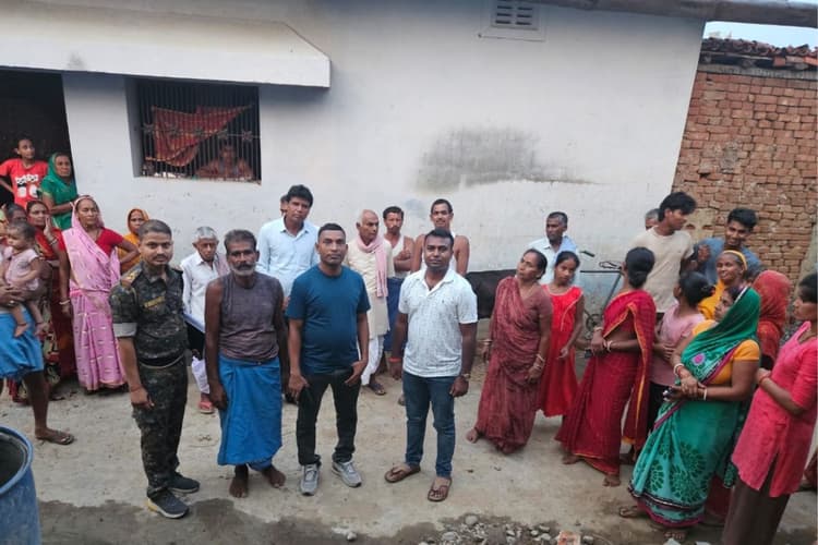 गोड्डा के सरवा गांव में पुलिस का जन संवाद, सुनीं लोगों की शिकायतें