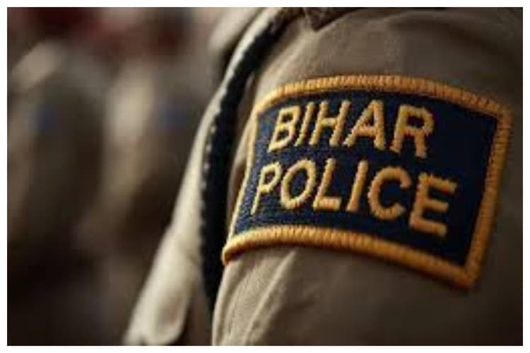 Madhubani News: नगर थाने में घुसकर पुलिसकर्मी का पकड़ा कॉलर, आरोपी युवक गिरफ्तार