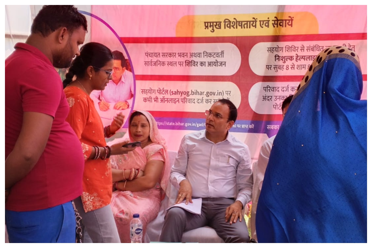 Muzaffarpur News: मीनापुर सहयोग शिविर में उमड़ी भारी भीड़: 288 आवेदनों में से 265 का तुरंत निष्पादन, प्रभारी सचिव ने खुद की जांच