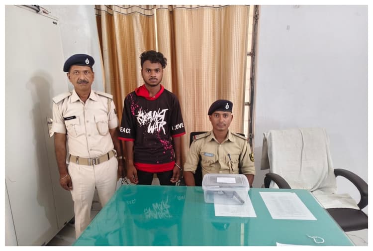 Motihari News: मोतिहारी में देसी कट्टे के साथ रील बनाकर धौंस जमाना पड़ा महंगा, वायरल वीडियो देख पुलिस ने किया गिरफ्तार