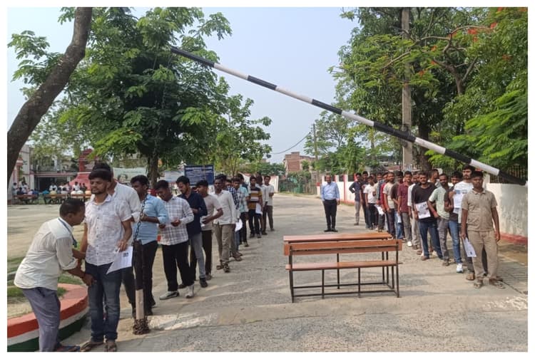मधुबनी :होमगार्ड अधिनायक लिपिक भर्ती परीक्षा शांतिपूर्ण संपन्न, सदर अनुमंडल के 11 केंद्रों पर 2,834 अभ्यर्थी हुए शामिल