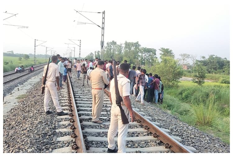 Bettiah News: बेतिया-चनपटिया रेलखंड पर हादसा,ट्रेन की चपेट में आने से 9वीं के छात्र की मौत