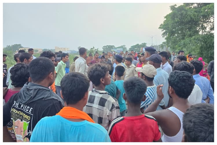 दरभंगा: बेकाबू ट्रैक्टर ने लीची बेच रही महिला को रौंदा, मौके पर मौत, सड़क जाम