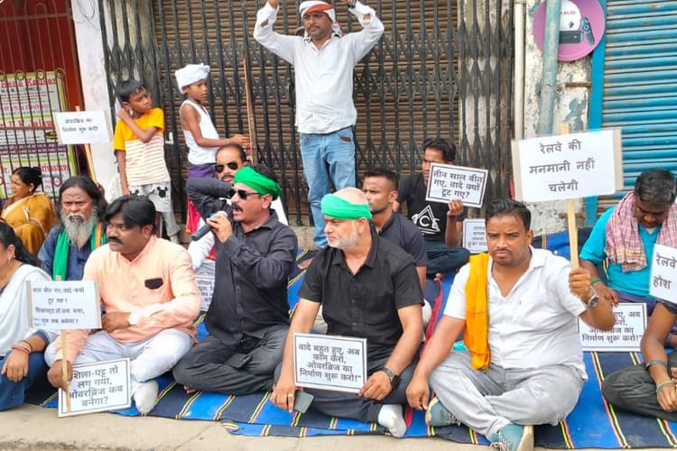 जमशेदपुर: बारीगोड़ा फाटक में रेलवे ओवरब्रिज बनाने की मांग, बस्तीवासियों ने किया धरना प्रदर्शन