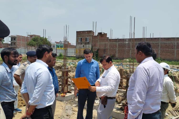 punaura dham temple: पुनौरा धाम में पिलर और परिकोटा का निर्माण शुरू, समय पर काम पूरा करने का आदेश