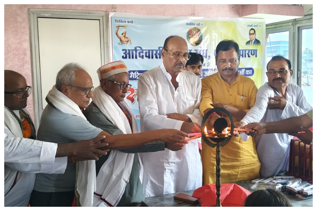 Meritorious students honoured at Adivasi Lohar Sangh talent ceremony in Motihari Meritorious students honoured at Adivasi Lohar Sangh talent ceremony in Motihari
