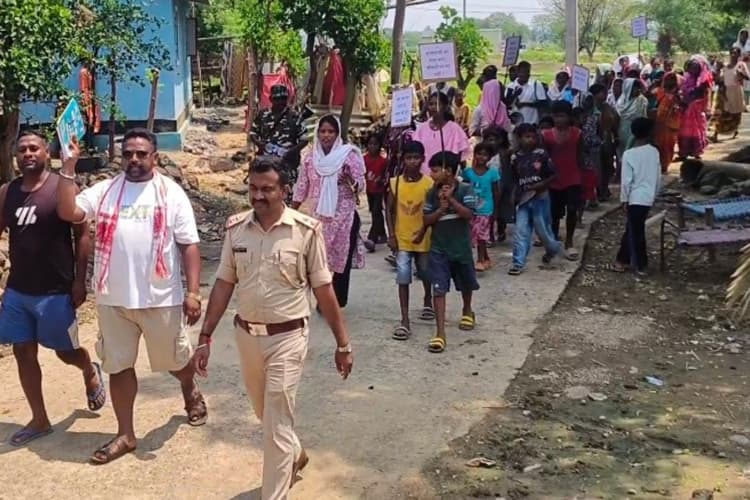 खुंटपानी के पुरुनियां गांव को नशामुक्त बनाने के लिए महिलाओं ने निकाली जागरूकता रैली