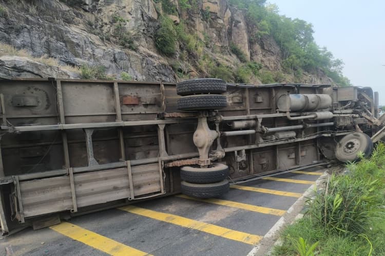 रामगढ़: चुटूपालू घाटी में पलटा रूई लदा ट्रक, ड्राइवर घायल, लगा लंबा जाम