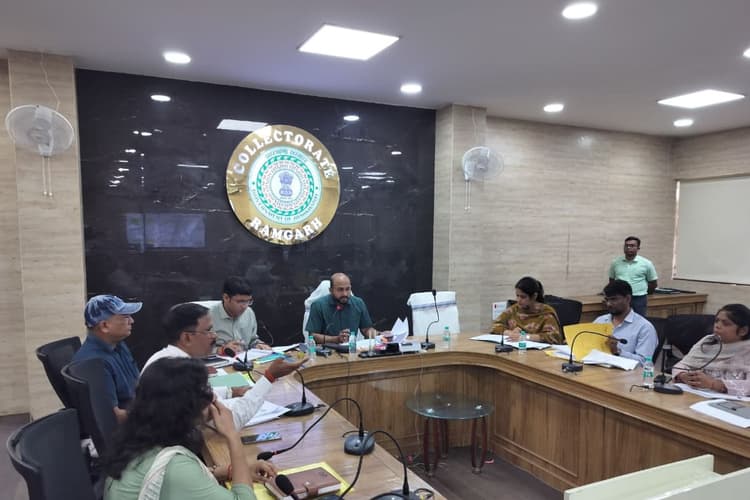 रामगढ़ में ग्रामीण विकास योजनाओं की समीक्षा बैठक आयोजित, डीसी ने दिए निर्देश