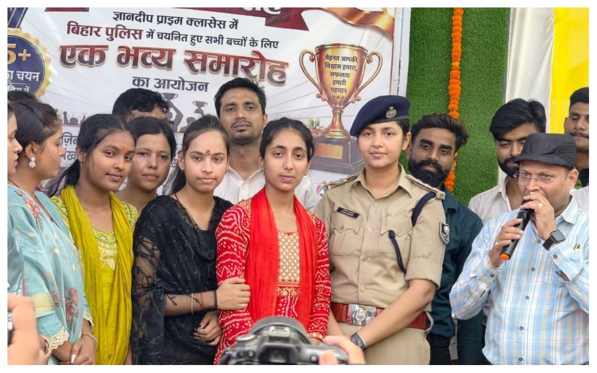 SDPO Ragini Kumari with Bihar Police selected candidates during a felicitation ceremony in Ramnagar. SDPO Ragini Kumari with Bihar Police selected candidates during a felicitation ceremony in Ramnagar.