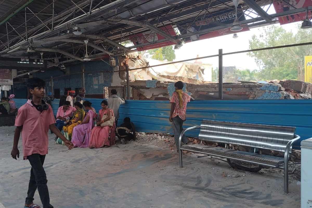 स्टेशन पर मलबे के साथ भरभराकर गिरी छत, बाल-बाल बचे प्लेटफॉर्म पर मौजूद दर्जनों यात्री