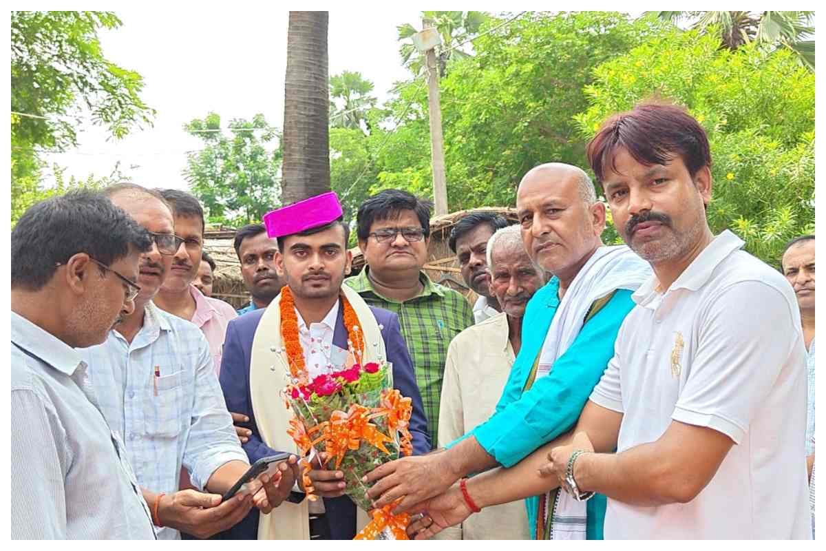 आंगनबाड़ी सेविका के बेटे ने रचा इतिहास, BDO बनकर बढ़ाया जिले का मान