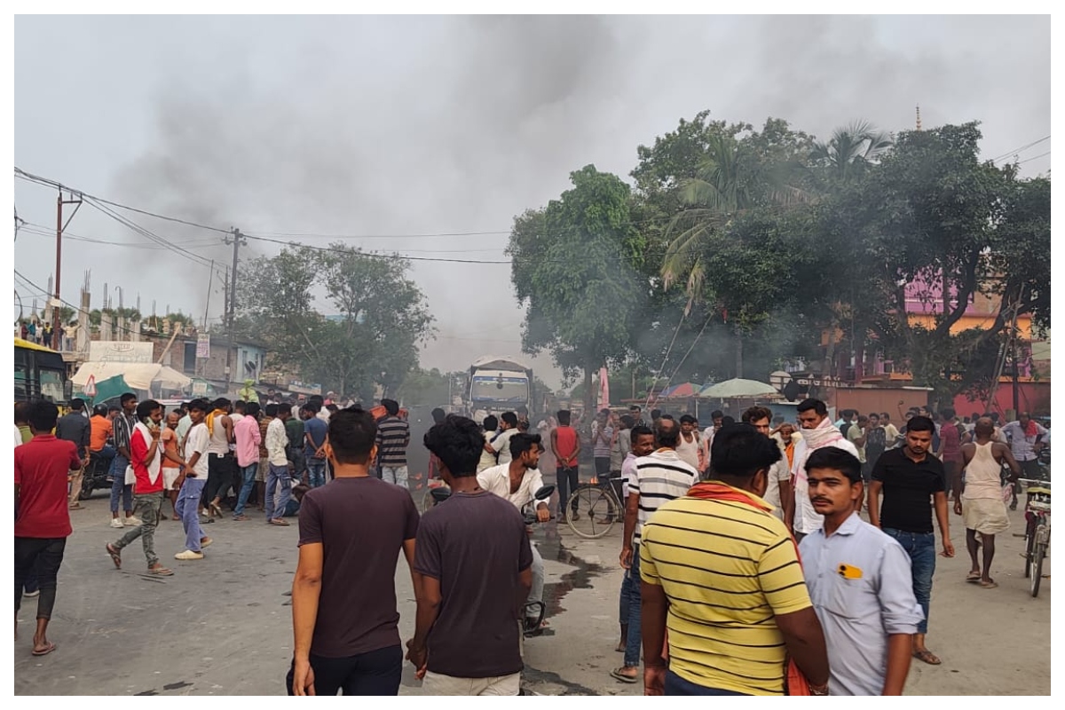 People blocking NH-28 and burning tyres after youth death in Harpur Pindi Samastipur People blocking NH-28 and burning tyres after youth death in Harpur Pindi Samastipur