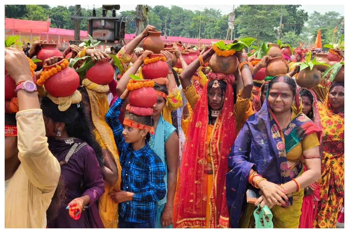 Samastipur Kalash Yatra: рдЪрдХреЛрдЯреА рдорда рд╕реЗ рдирд┐рдХрд▓реА рдХрд▓рд╢ рд╢реЛрднрд╛рдпрд╛рддреНрд░рд╛, 2100 рдХрдиреНрдпрд╛рдУрдВ рдиреЗ рд▓рд┐рдпрд╛ рднрд╛рдЧ