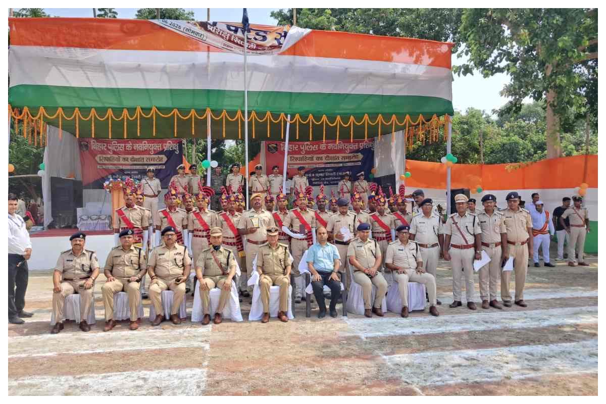पुलिस लाइन में भव्य दीक्षांत समारोह, डीआईजी ने ली परेड की सलामी