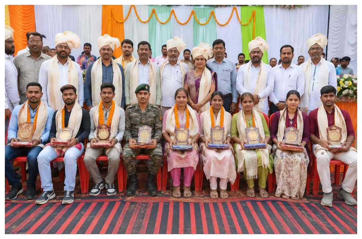 सरकारी नौकरी में चयनित युवक-युवतियों के सम्मान में जुटा पूरा गांव, पंचायत ने किया अभिनंदन