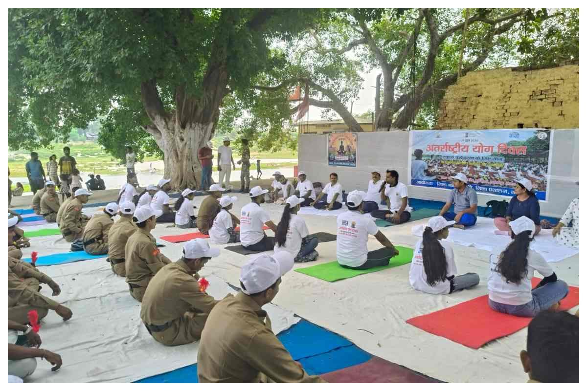 बूढ़ी गंडक तट पर योग दिवस का आयोजन, नदियों को स्वच्छ रखने का लिया संकल्प